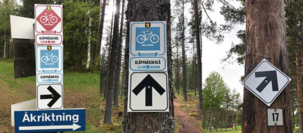 Skyltar som visar cykelbana 